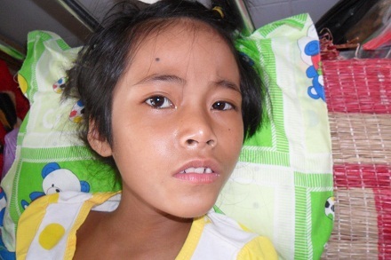 Rất nhiều người ở cùng buồng bệnh rất thương cho hoàn cảnh của em H'Phôn.