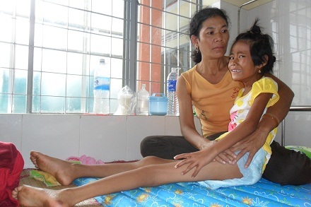 Em H’Phôn Knul rất sợ sệt và hét toáng lên khi có người lạ