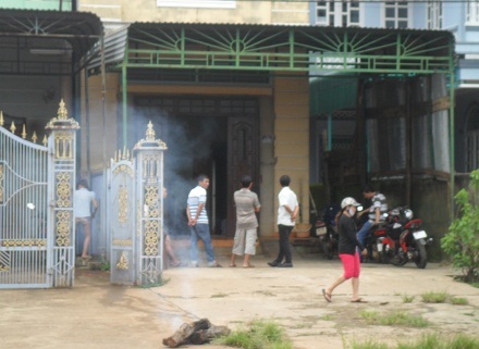 Người dân địa phương tập trung trước căn nhà của nạn nhân