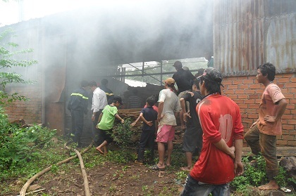 Người dân hiếu kỳ tập trung quanh hiện trường.