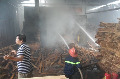 Các chiến sĩ PCCC nỗ lực dập tắt đám cháy.