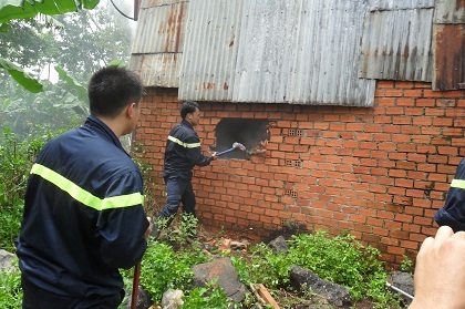 Dùng búa tạ đục tường để phun nước dập lửa.