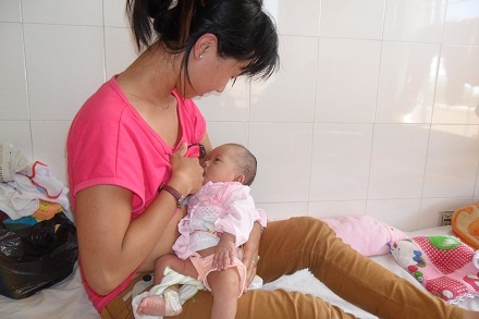 Da dẻ cháu Vy đã hồng hào, bú khỏe.