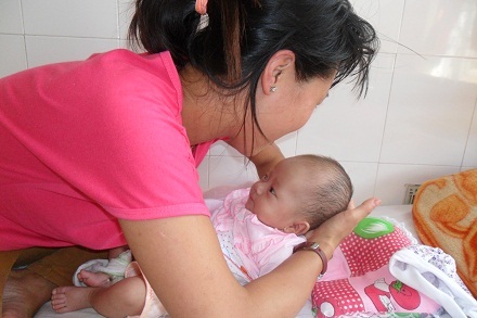 Bé gái 2 tháng tuổi Phan Tường Vy.