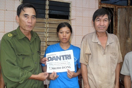 Chiều 28/6, PV Dân trí cùng với đại diện UBND xã Ea K'nuêch trao đến chị H'Dêc Ayun số tiền