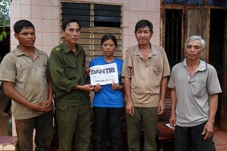 Chiều 28/6, PV Dân trí cùng với đại diện UBND xã Ea K'nuêch trao đến chị H'Dêc Ayun số tiền