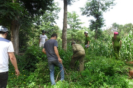 Cơ quan công an thu thập chứng cứ quanh hiện trường để phục vụ công tác điều tra