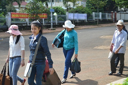 Sĩ tử dự thi tại điểm thi của Trường CĐSP Đắk Lắk ồ ạt về quê.