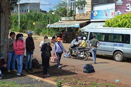 Bắt xe về quê sau buổi thi cuối.