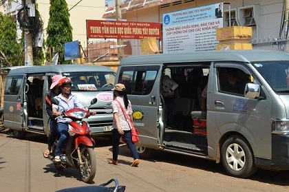 Xe khách túc trực tại điểm thi Trung tâm Giáo dục Quốc phòng ĐH Tây Nguyên chờ thí sinh về quê.