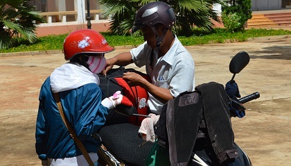 Phụ huynh gói đồ đạc vào xe máy chở sĩ tử về quê.