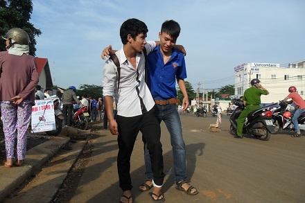 Thí sinh Lê Viết Quốc khập khiễng đến trường thi.