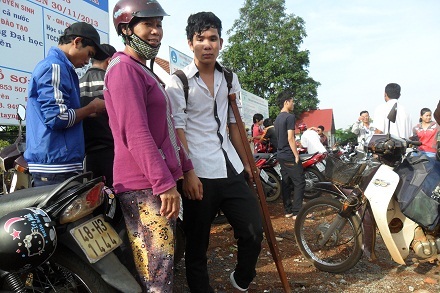 Sỹ tử Quốc cùng mẹ.