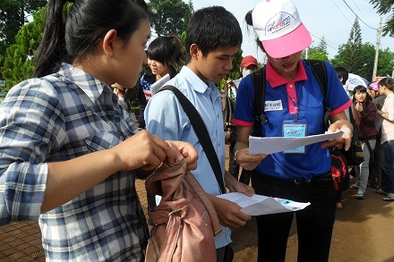 Thí sinh đi làm thủ tục dự thi vào Trường ĐH Tây Nguyên sáng 8/7. (Ảnh: Viết Hảo)