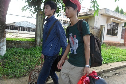 Thí sinh Tây Nguyên hối hả trả phòng trọ lên đường dự thi đợt 2.