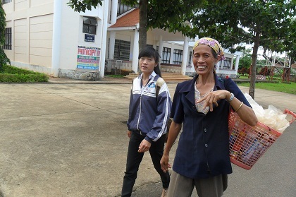 Thí sinh Tây Nguyên hối hả trả phòng trọ lên đường dự thi đợt 2.