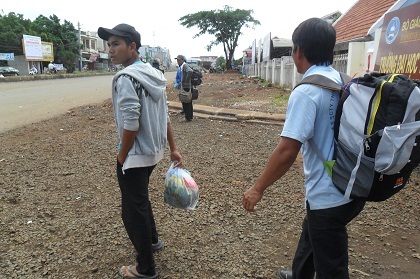 Thí sinh Tây Nguyên hối hả trả phòng trọ lên đường dự thi đợt 2.