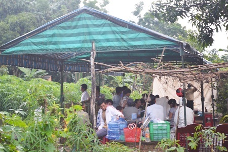 Bà con họ hàng tổ chức đám tang cho vợ ông Bích là bà Hoàng Thị N. chiều ngày 21/8.