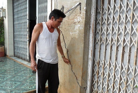 Vị trí ô tô lật ngửa trước số nhà 200 Y Wang làm nứt nhà.