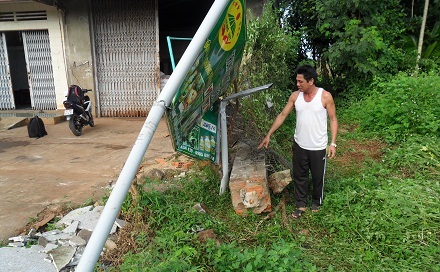 Bờ rào bị ô tô tông sập.