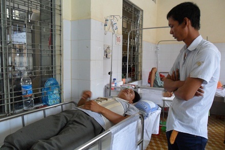 Vị trí ô tô lật ngửa trước số nhà 200 Y Wang làm nứt nhà.