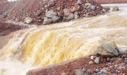 Hiện trường đoạn kênh dẫn dòng của thủy điện Sêrêpôk 4A bị vỡ.