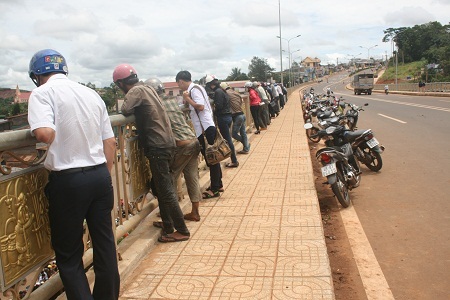 Người dân hiếu kỳ đứng ở cầu Đắk Nông (mới) xem vụ việc.