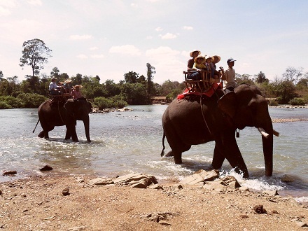 Voi ở Bản Đôn chở khách du ngoạn trên sông Sê-rê-pôk