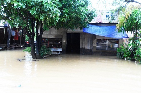 Tang tóc bủa vây xã nghèo sau trận lũ kinh hoàng