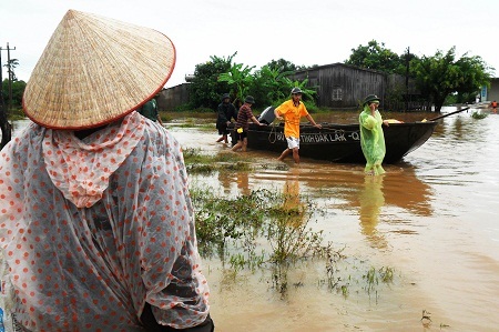 Khắc phục hậu quả trận lũ.