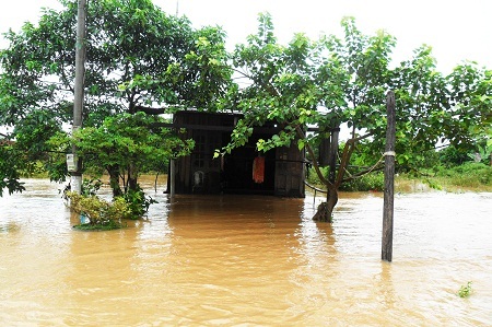 Nhà cửa bị dìm trong dòng nước.