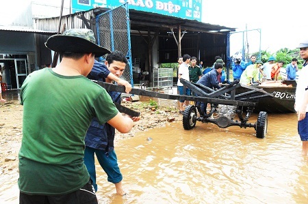 Khắc phục hậu quả trận lũ.