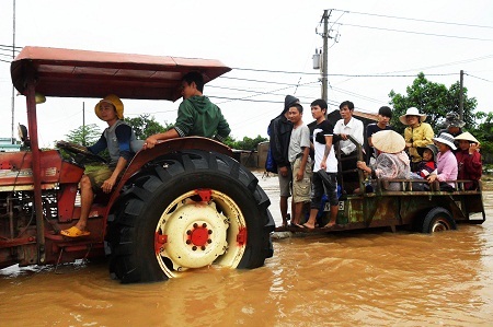 Người dân phải đi lại bằng xe  cơ giới.