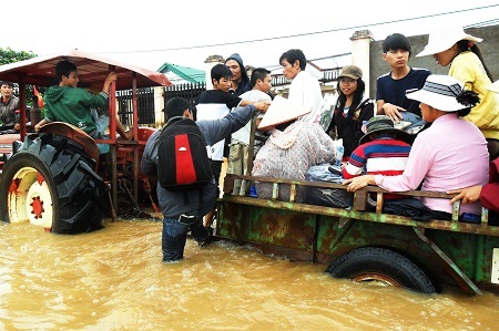 Người dân phải đi lại bằng xe  cơ giới.