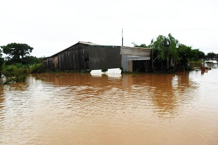 Nhà dân ở huyện biên giới Ea Súp, Đắk Lắk ngập hoàn toàn trong nước lũ.
