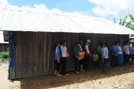 Tang tóc bủa vây xã nghèo sau trận lũ kinh hoàng