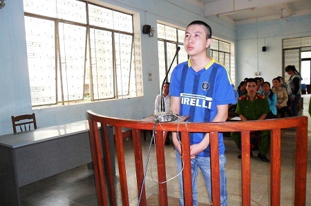 Bị cáo Hoàng Ngọc Tùng trước vành móng ngựa.