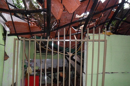 Bên trong quán cà phê Thảo Nguyên hư hỏng nặng.