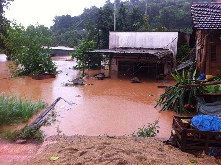 Hàng trăm căn nhà ở huyện Ea H’leo bị ngập nghiêm trọng, tài sản bị cuốn trôi.