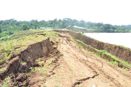 Thân đập công trình hồ thủy lợi Ea Mrông sụt lún kéo dài (Ảnh: Tiền Phong).