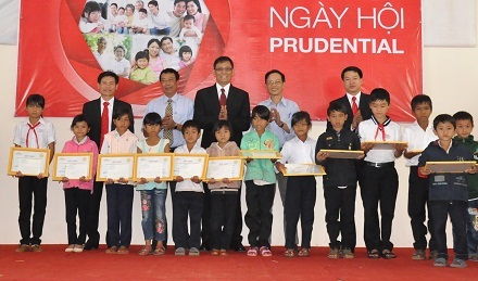 Đắk Lắk: Trao 20 suất học bổng đến HS dân tộc thiểu số hiếu học - 1 Lễ trao học bổng đến các em HS tiểu học người đồng bào dân tộc thiểu số nghèo hiếu học tại 2 xã