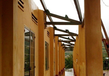 Trường THCS Hiệp Thạnh bị lốc xoáy cuốn phăng nóc dãy nhà