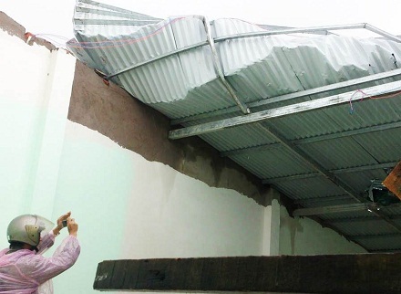 Nhà dân ở xã Hiệp Thạnh, huyện Đức Trọng, tỉnh Lâm Đồng bị tốc mái sau trận lốc xoáy.