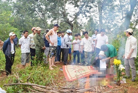 Gia đình nạn nhân đau đớn sau khi hay tin các em tử nạn.