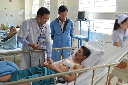 Bệnh nhân Nguyễn Ngọc Thái đang được các bác sỹ chăm sóc, ngày 18/11.