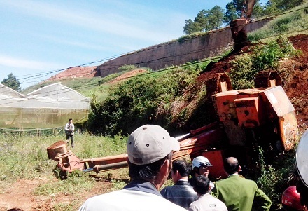 Máy xúc nặng hàng chục tấn đè chết tài xế - 1 Hiện trường vụ việc.