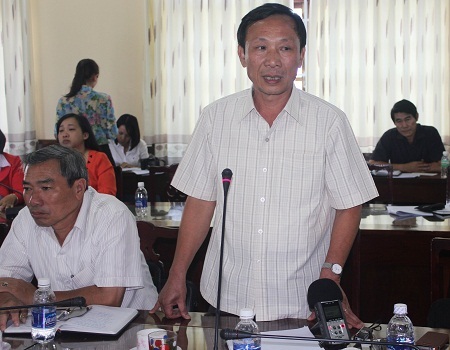 Cậu Thủy - mặc áo xám, đang cầm hương làm lễ áp vong nhập hồn