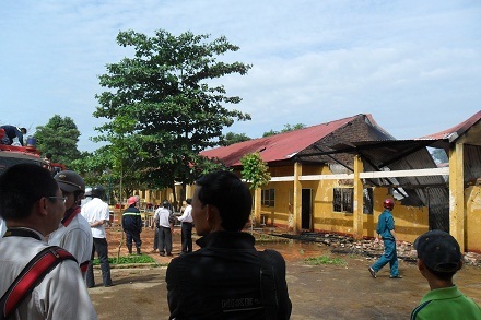 Căn phòng chứa các thiết bị dạy học, sách giáo khoa cũ của nhà trường bị cháy rụi, hư hỏng nặng nề.