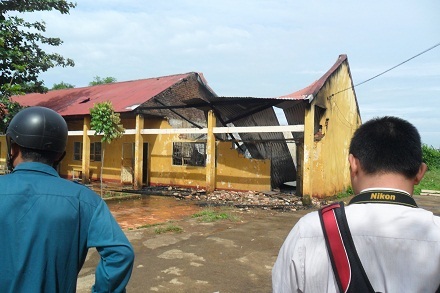 Căn phòng chứa các thiết bị dạy học, sách giáo khoa cũ của nhà trường bị cháy rụi, hư hỏng nặng nề.