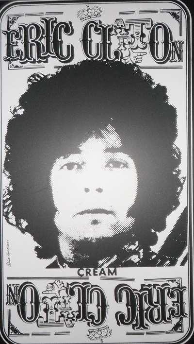 Hầu như bức tranh áp-phích nào cũng thu hút người xem.